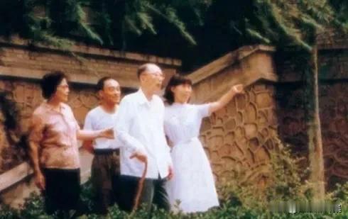 1984年7月，85岁的聂荣臻元帅在女儿聂力、女婿丁衡高、外孙女聂菲的陪同下，在