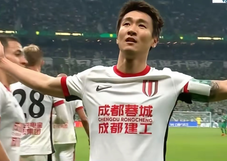 中超五轮过后，成都蓉城以四胜一平，位居榜首。去年蓉城关键时候掉链子，让人大感惋