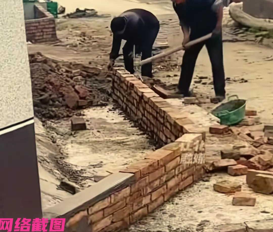 河南周口有家两名老人用建新房装修剩下的砖泥，在自己家门口做了两个小花坛。但此
