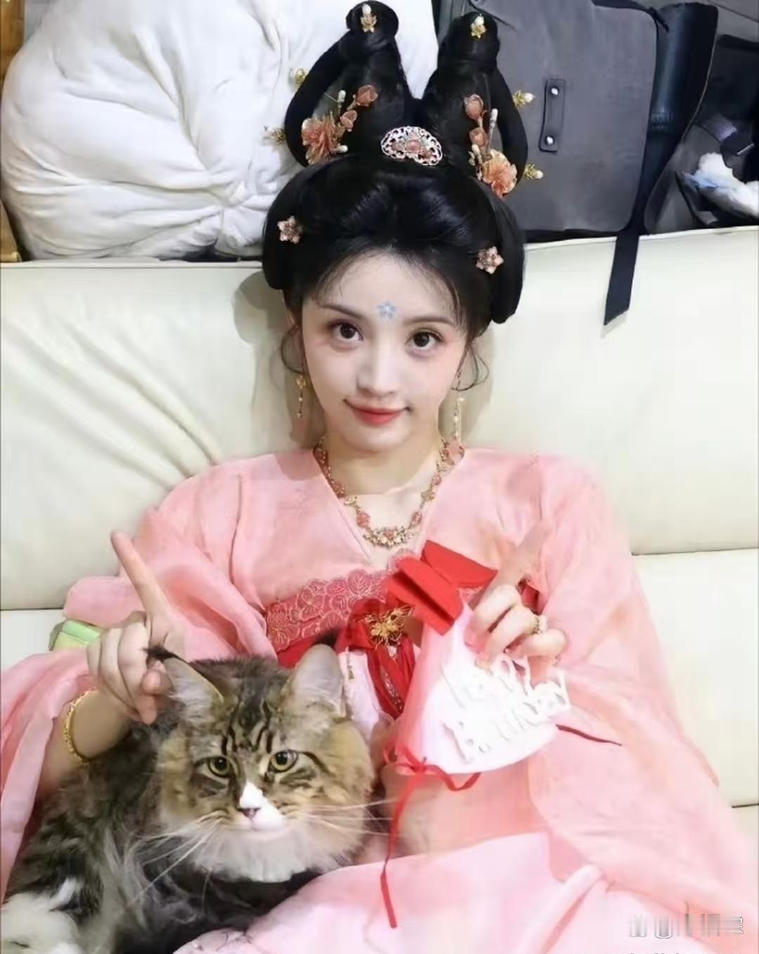第一次发现田曦﻿薇素颜和﻿化妆差‎‏这么多，化妆真的太重﻿﻿要了