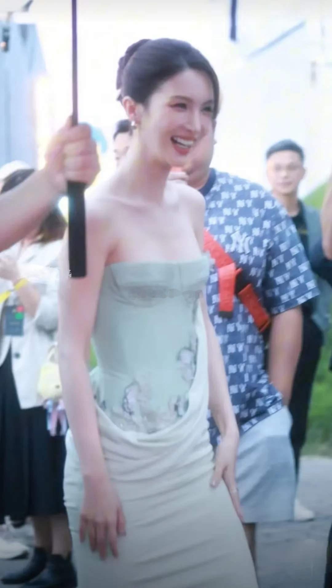 1.金晨这段时间因为工作的事，烦得都没有心思谈恋爱了，她算是女艺人里比较喜欢谈恋