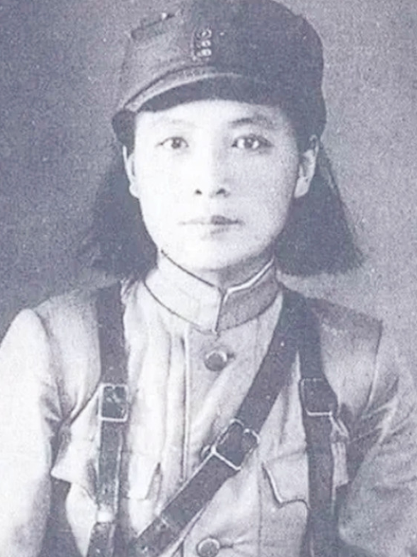 1939年，日本人牢房里，一个浑身是伤的女囚犯连连求饶：“太君，别再打了，我招，