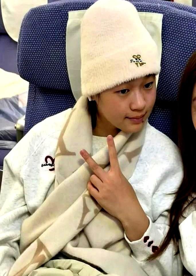 奥运冠军，竟被偷拍到蜷在经济舱座位上。全红婵这小姑娘，真的有点东西。2024