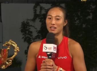 央视给郑钦文的排面，真的大到“离谱”！赛后冠军发言，主持人给足郑钦文几分钟的时间