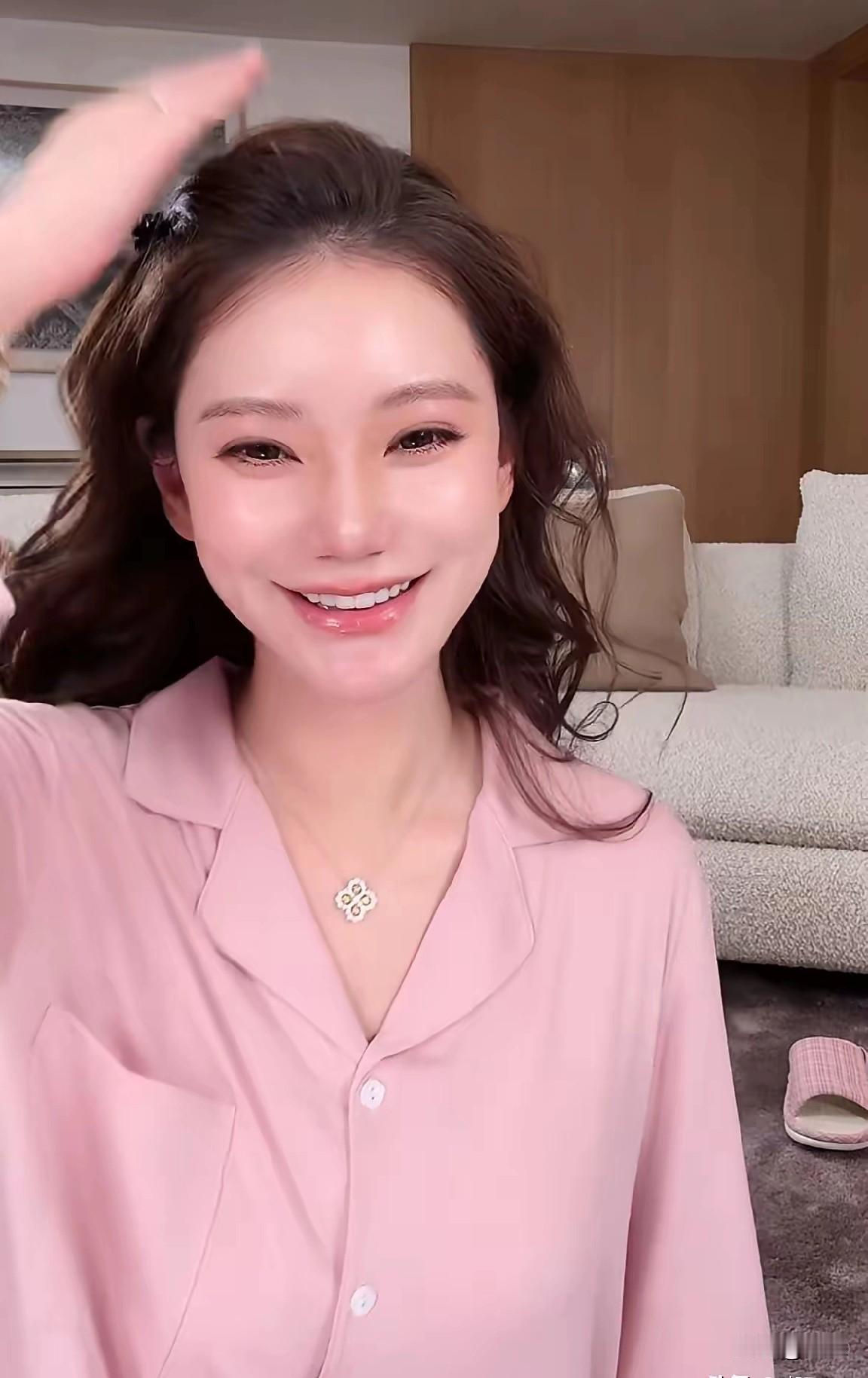 看马筱梅脸上的笑容，就知道这一家人有多幸福！放寒假了，小玥儿和小箖箖回了北京，