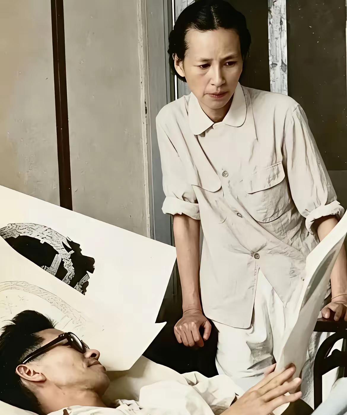 这是林徽因中年时的真实模样，这可不是演员扮演的，旗袍和才情只是她的一面，真正动人