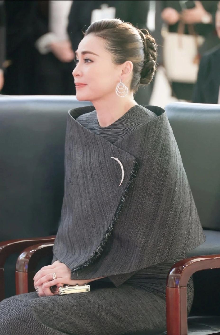 泰王在王后身边存在感太低了，大家都不怎么看他，只聚焦在苏提达身上。到不同的场合