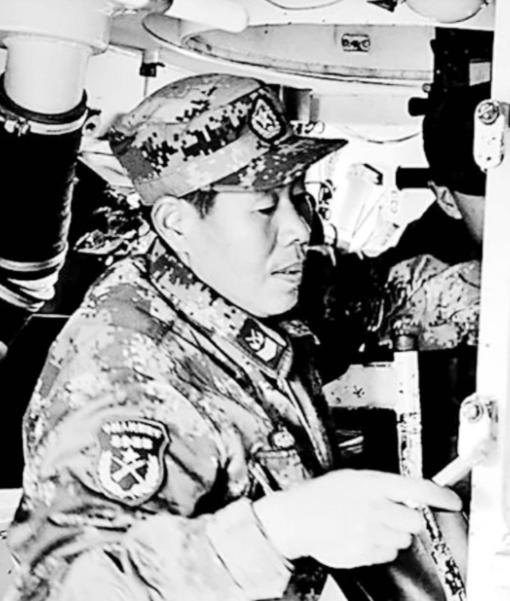 2013年，一场坦克实兵演习激战正酣，场外一观战的普通士兵，突然闯进指挥所大喊：