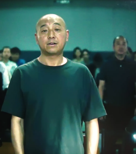 《扫毒风暴》第十七集剧情预告来了，大丘的老婆儿子来法庭看大丘了。大丘被抓