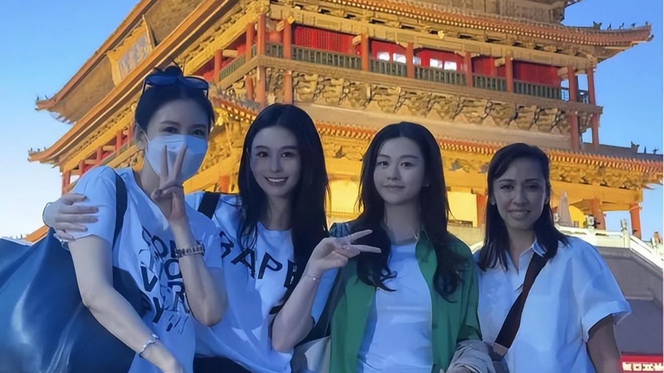 邱淑贞全家在西安旅游,颜值状态一点不输年轻,两个女儿都很漂亮