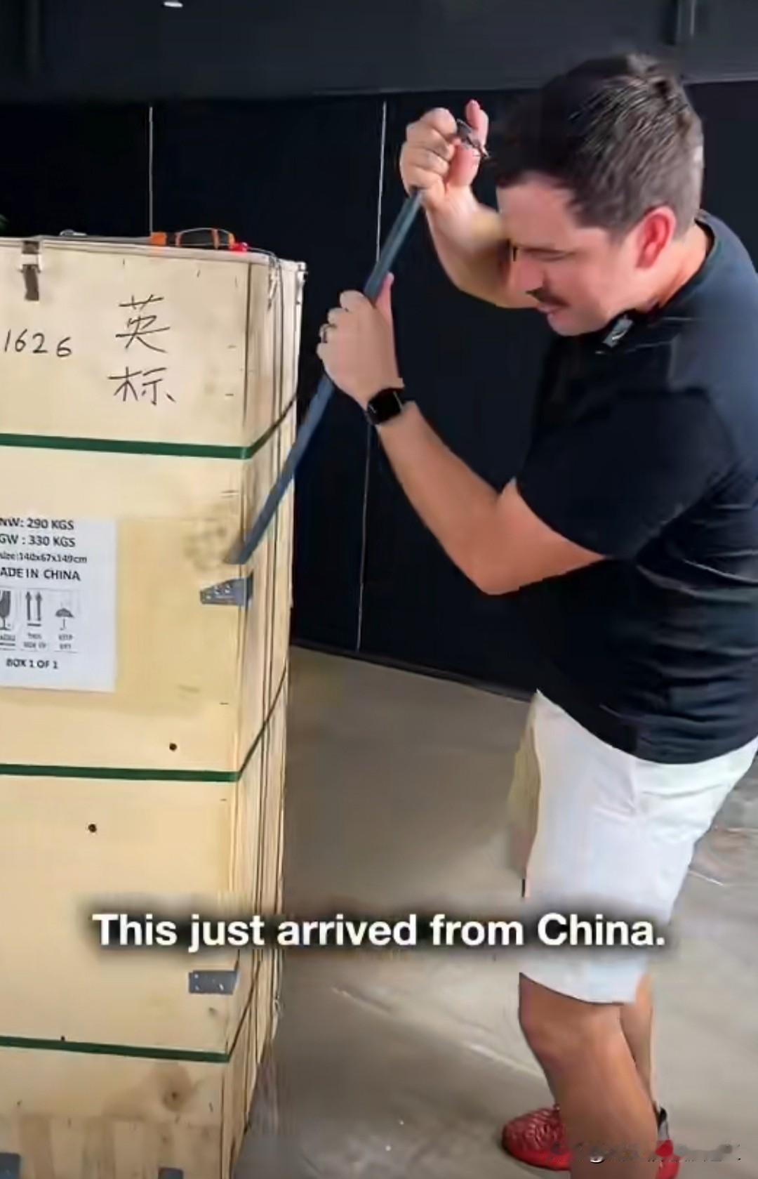 美国网红从中国买了一把电竞椅，开心的像一个孩子