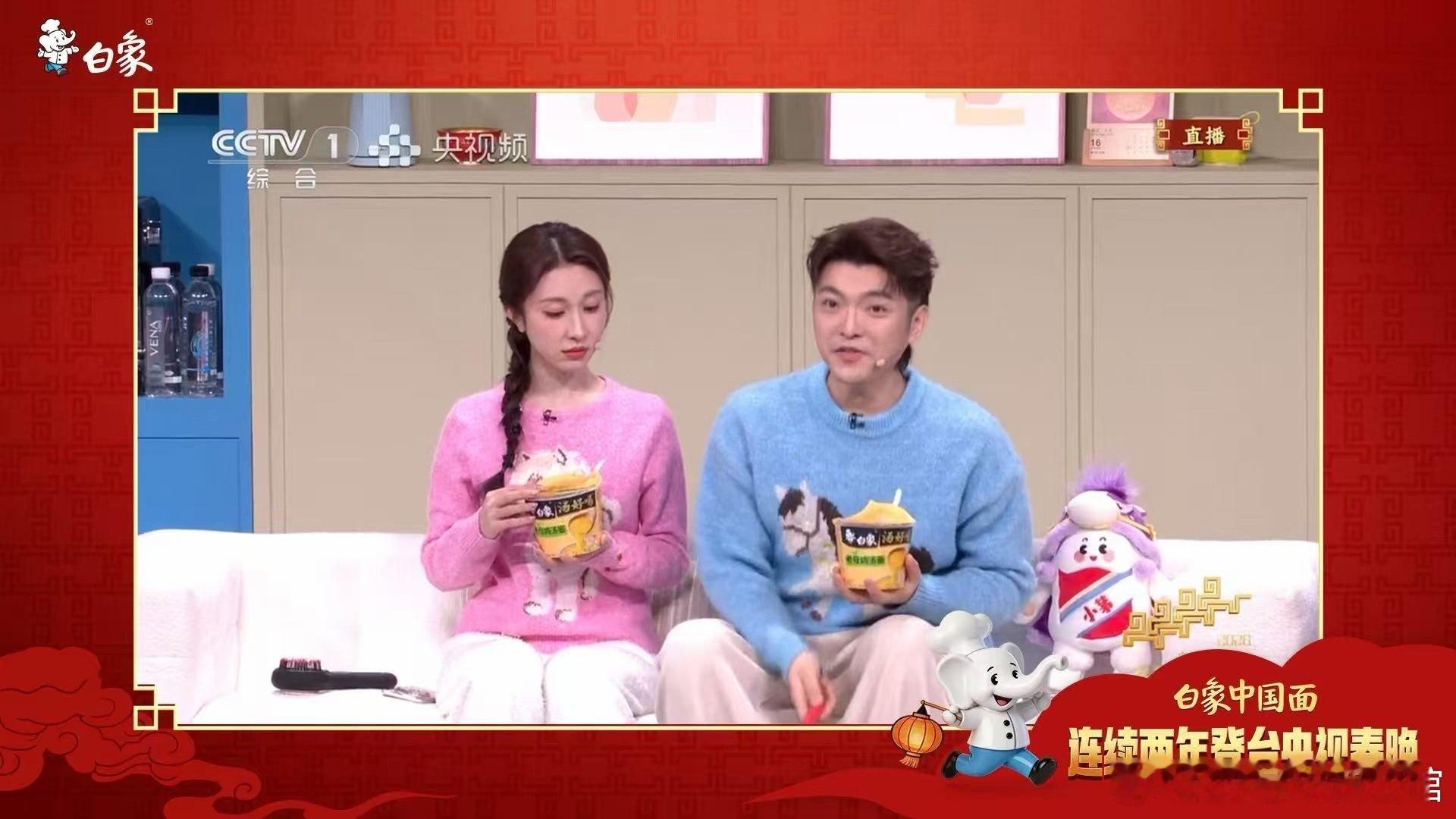 长辈守岁吃饺子vs00后守岁吃泡面长辈守岁吃饺子盼团圆，00后守岁炫白象方