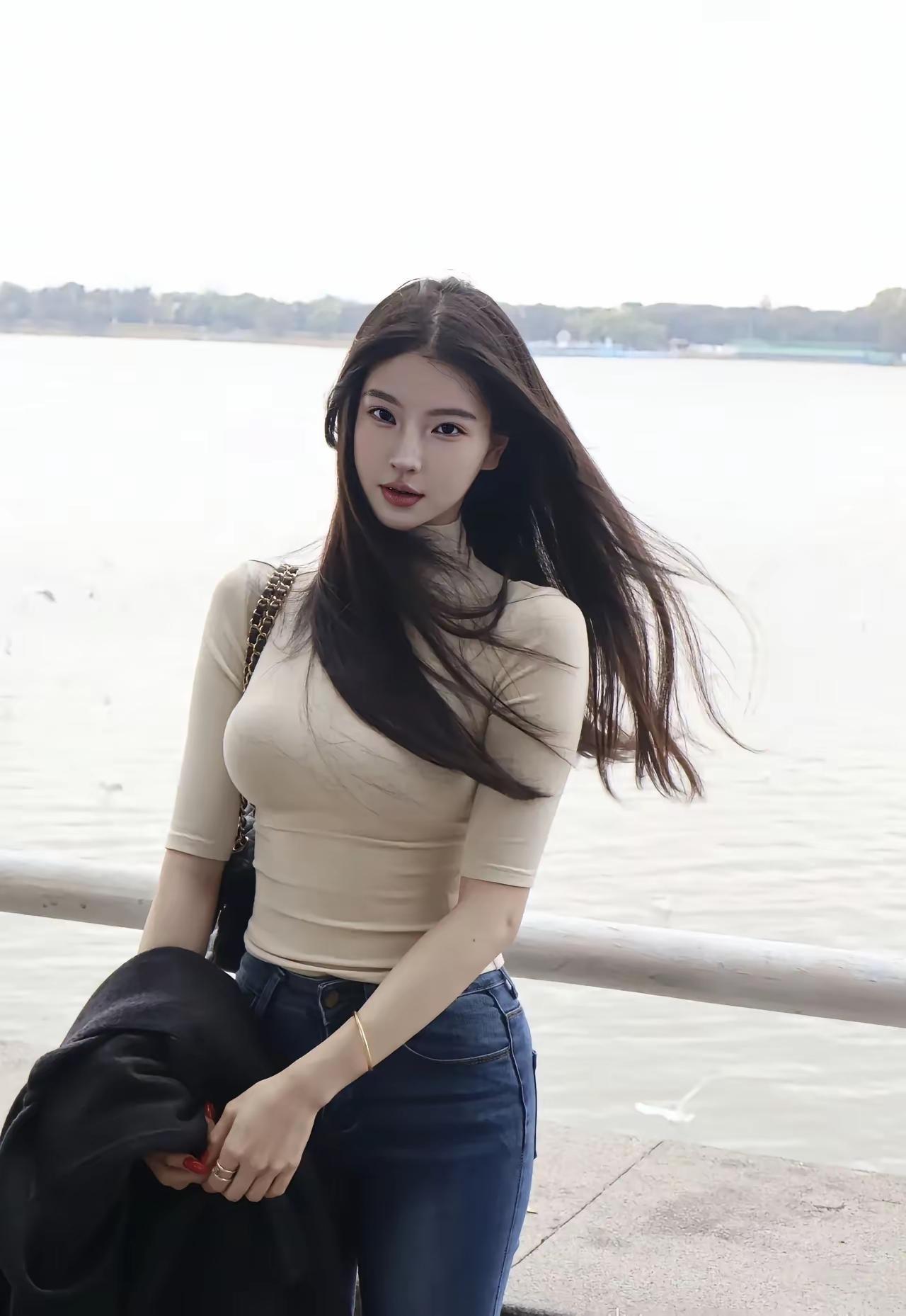 湖边漫步，微风拂面，温柔时光