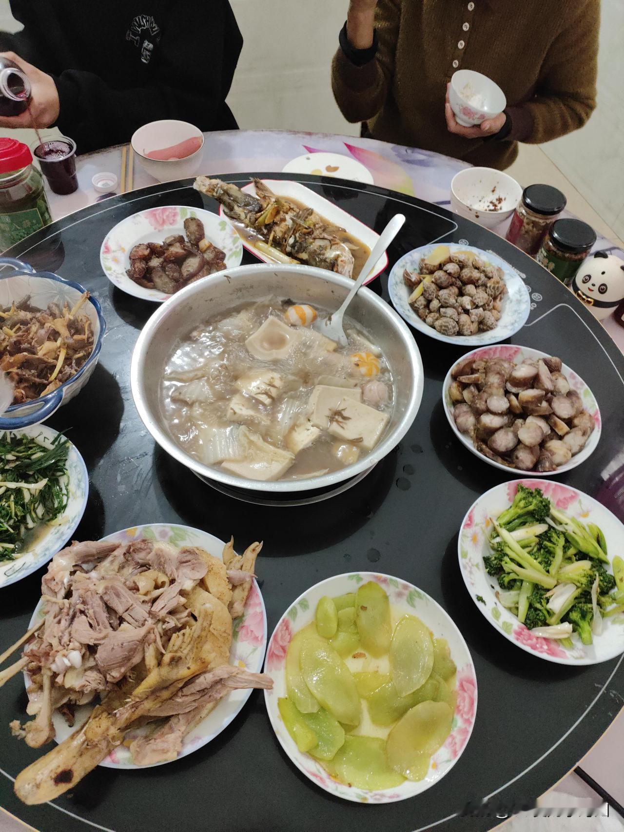 这是一家人一起准备的年夜饭，公公炒的菜，老公准备的火锅，我煮的酸菜鱼，婆