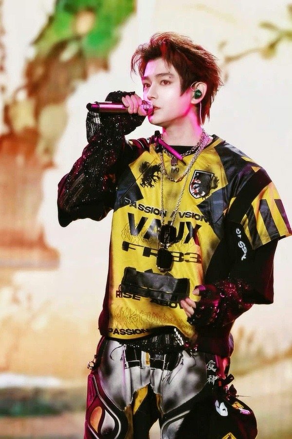 丁禹兮站姐出图速度好快！音乐节才刚刚结束就出神图了，从早上的逆应援到晚上粉丝高举