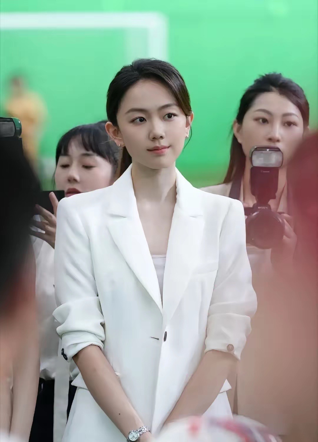 冯禧在《功夫女足》饰演记者，才知道她是许嵩女友，一身白西装干练清爽，气质绝了。