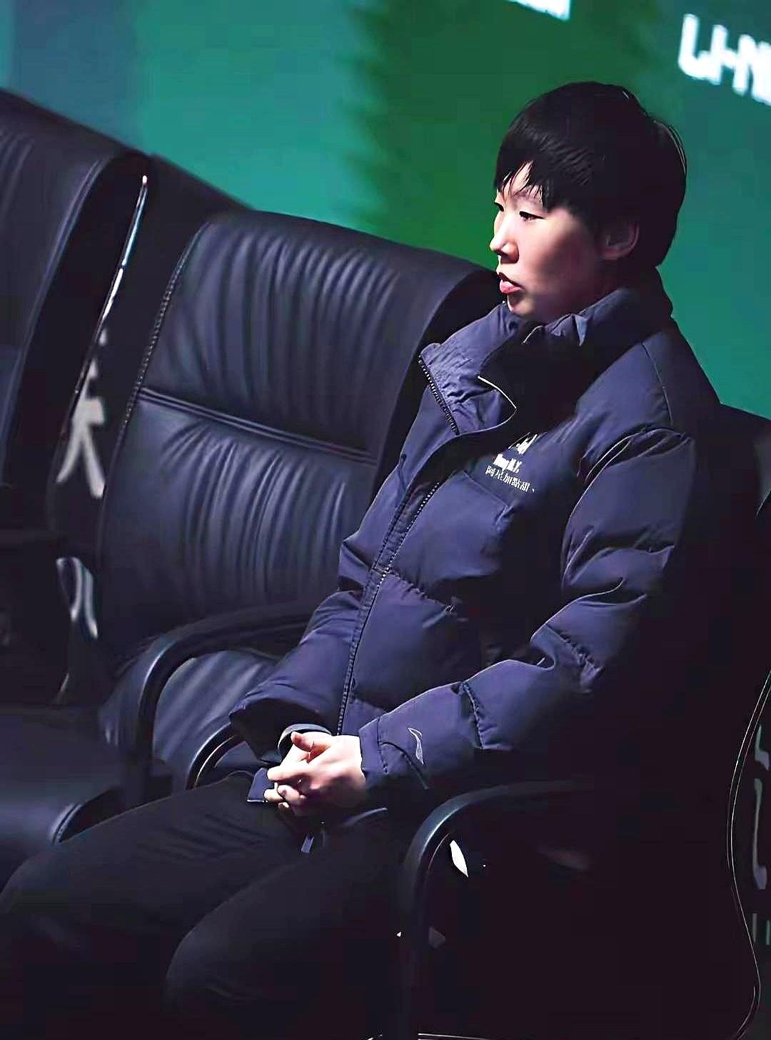 别再传王曼昱成都混团赛坐冷板凳了！她新确诊颈髓伤加反复肩伤，训练时队医得随时