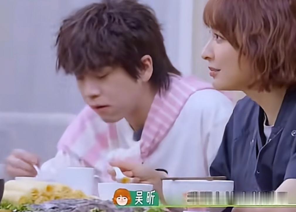 吴昕:“我现在比之前胖了十斤吧，我现在102斤”李静:“你40多了吧”吴昕:“4