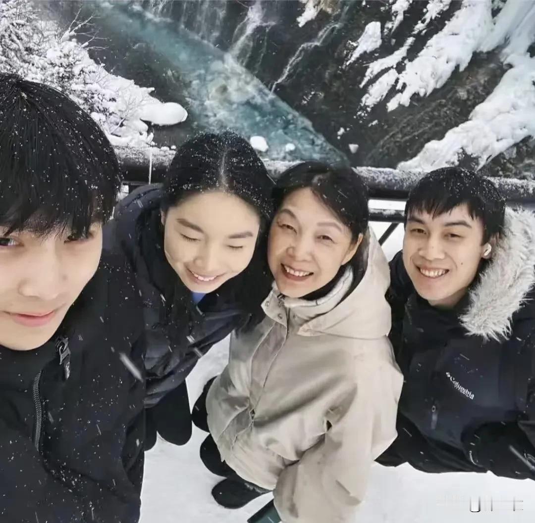 杜建英和宗馥莉谁对谁错，以及她们俩之间的恩恩怨怨，反正也是一言难尽。而有网友