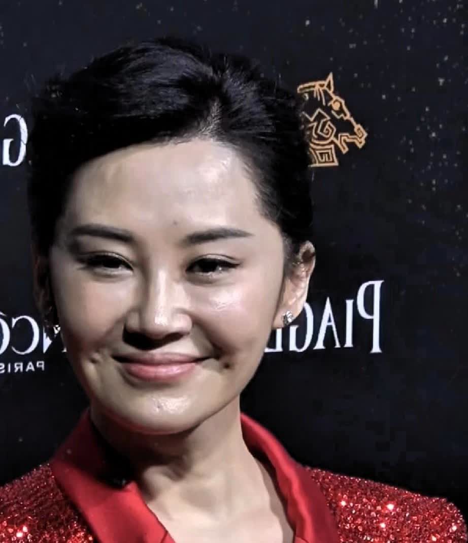 56岁酒窝晴这脸也垮了！以后装嫩都难了！医美绝对做失败了，眼睛笑起来也怪怪的，整