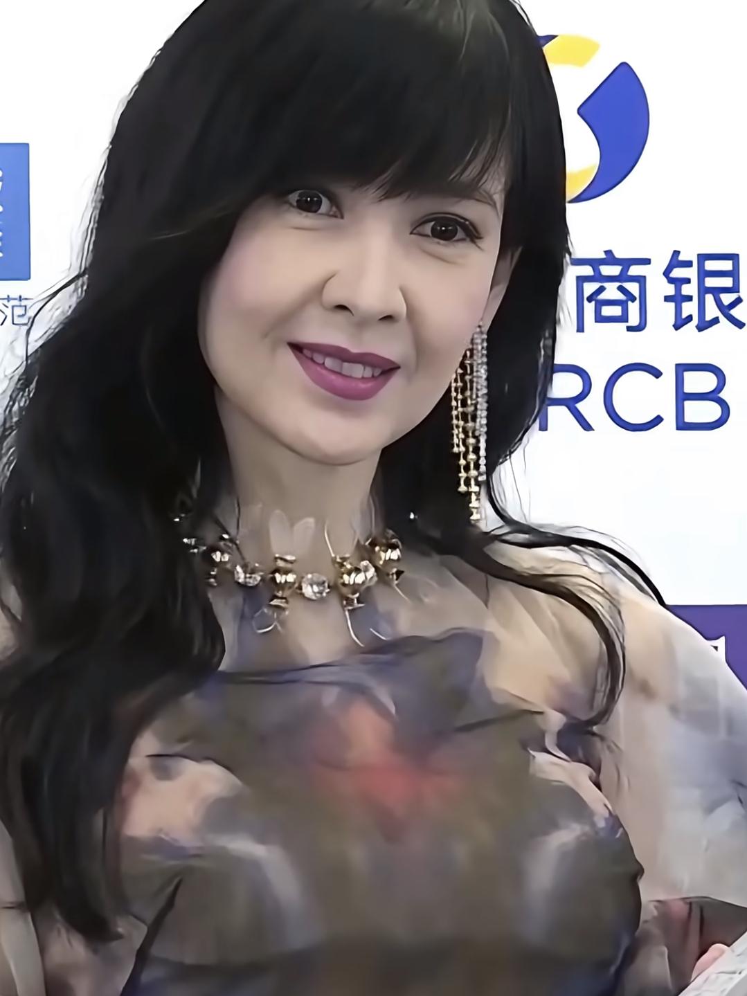 57岁周慧敏近况，状态超越大多数这个年龄的女明星。越来越优雅的典范。周慧敏一
