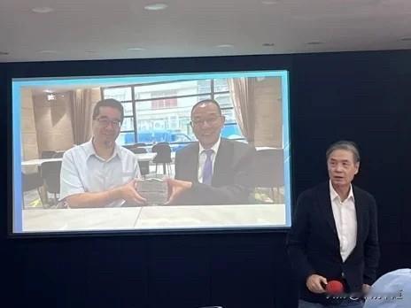 金溥聪出示萧旭岑与台商持现金合影问：如何解释未有入账记录？马英九基金会董事