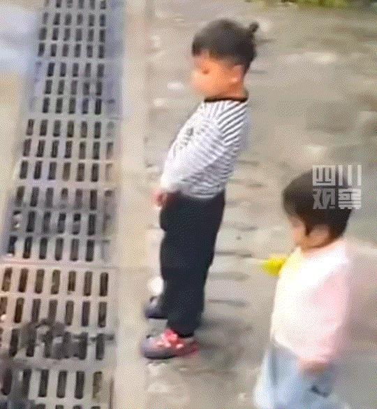 万万没想到，安徽，一3岁小男孩正在路边下水道处小解，突然这一旁的妹妹竟径直就走到