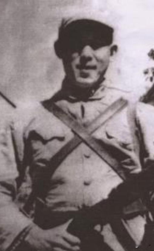 1951年，一志愿军排长遭13名美军围困，他嘴角都咳出了血，美军见状轻蔑一笑，可