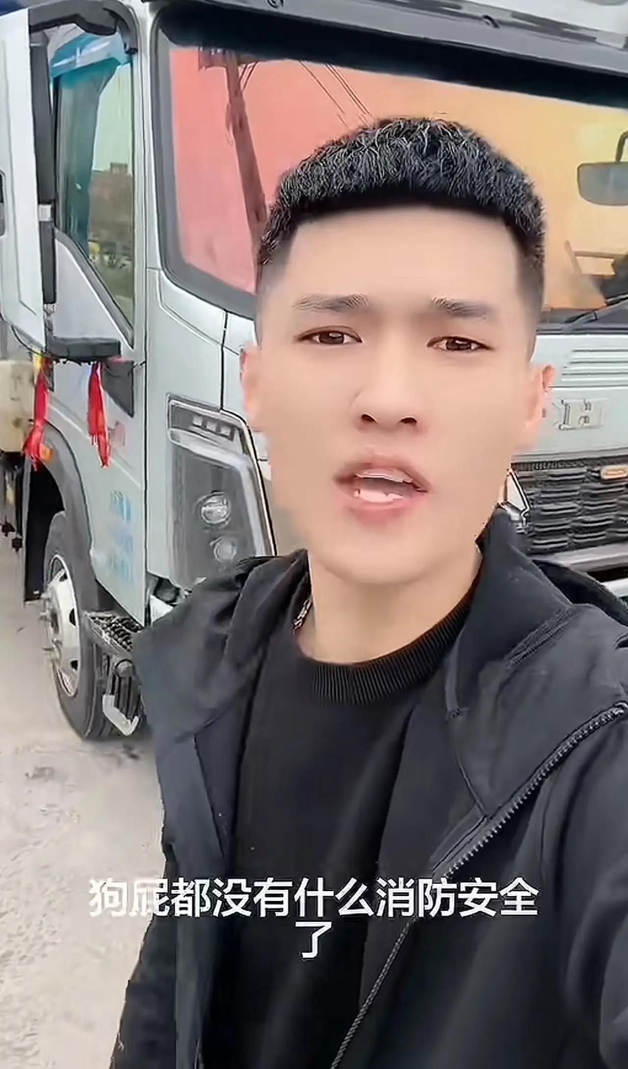 现在的00后是真厉害啊！00后货车司机把货运到后，被故意压运费，于是小伙当场教对