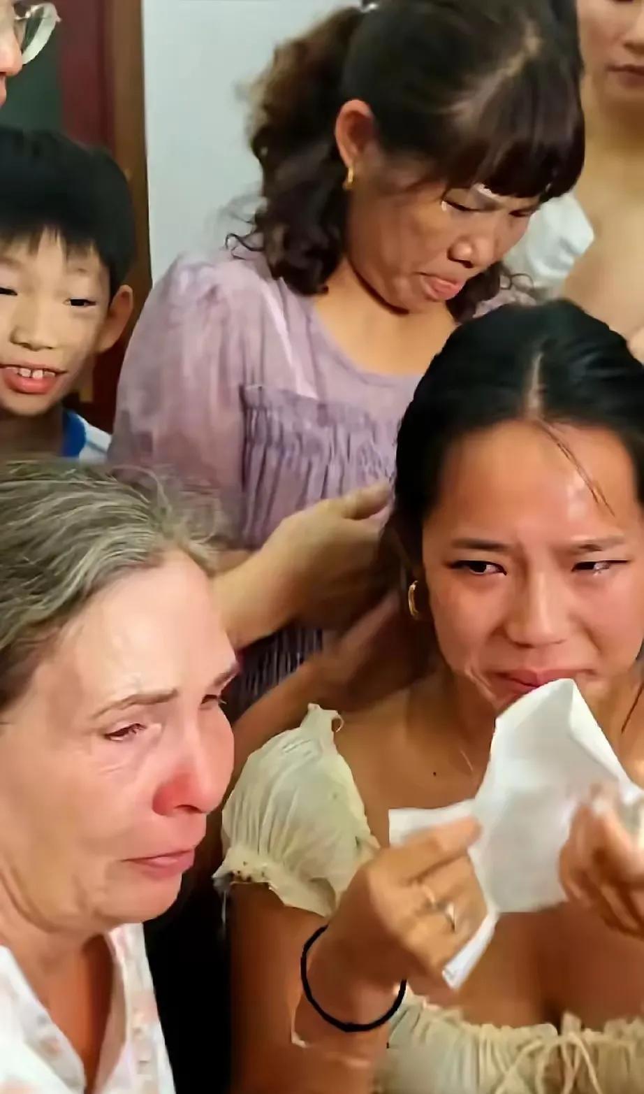 对黄楼亲生父母的涉法问题决不能含糊！这两天，一对比利时老夫妻带着养女黄楼，专程