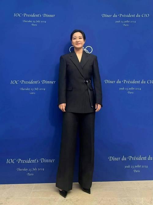 43岁的贾玲近况引关注，她已连续三年婉拒春晚邀约，解散大碗娱乐专注电影创作。瘦身