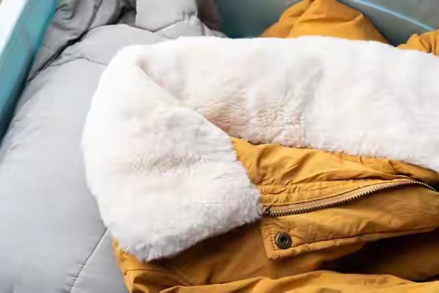 天冷了，羽绒服翻新店最近生意太火了！商场里一件动辄上千，来这儿翻新只要200-5