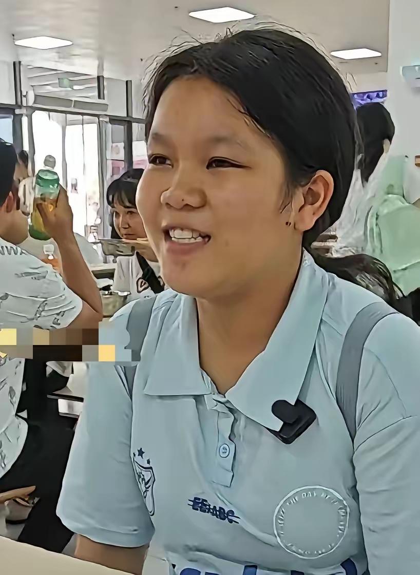 广西一女孩父母离世，女孩扯着衣角站在空荡荡的房间，二叔走过去牵起女孩的手：走跟二