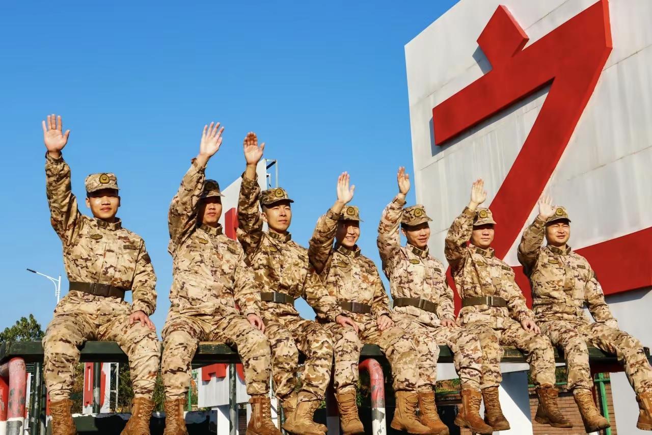 再见，老兵！愿前程似锦，一路繁花相送。退伍季橄榄绿致敬军旅寒风凛冽，冬日的