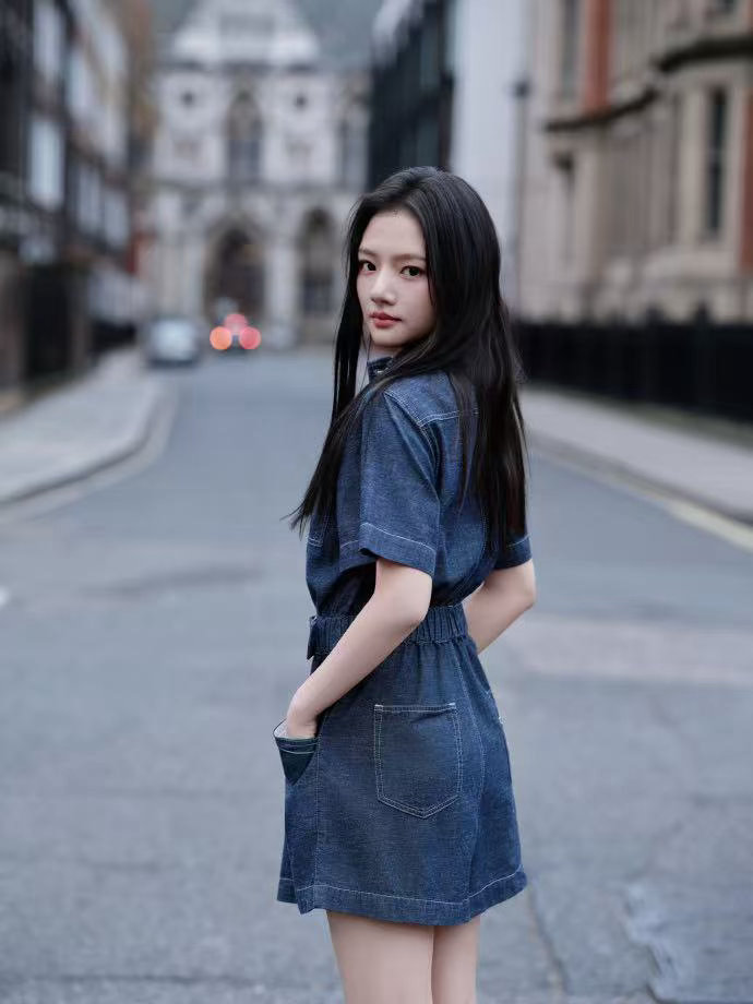 任敏扛住行车记录仪镜头行车记录仪的镜头自带真实感，任敏出现在画面里的那一刻格外亮