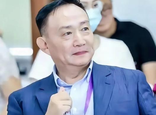 比掐芯片更阴险的，是有人把水表电表悄悄换成了私人资本的算盘。卢麒元早就拍桌子警告
