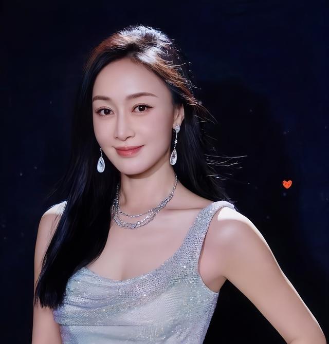 赵子琪这波硬刚芒果台，属实是踢到铁板了。她推戏备战浪姐，结果一公淘汰后连后台拿包