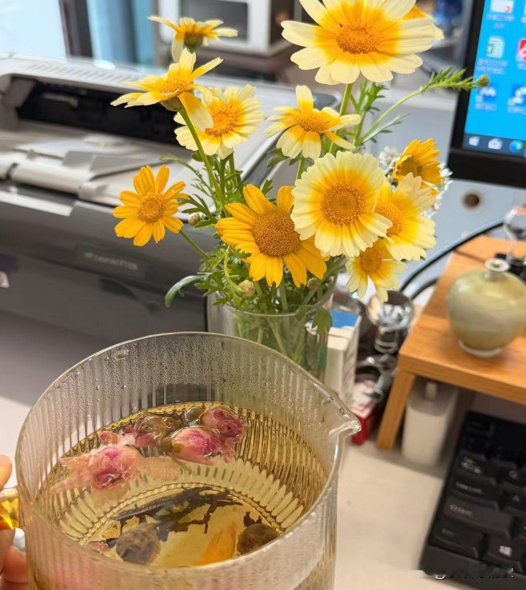 幸福有时就是这般简单！恰似摘下自己栽种的茼蒿花，再沏上一壶玫瑰花茶，上班时都能幸