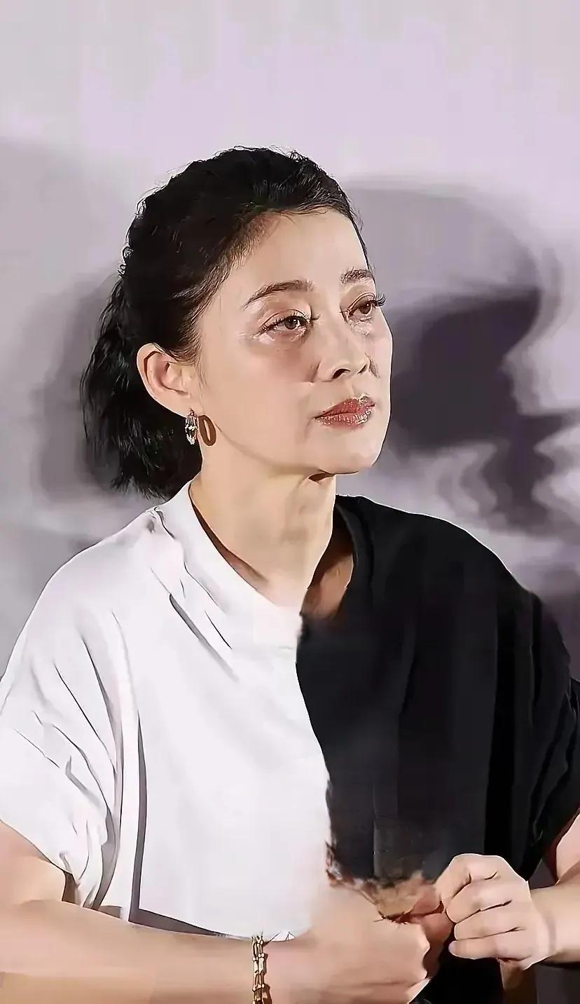 梅婷50岁，衰老有点快，黑眼圈，脸上的皮肤点不紧致。江珊56岁，身材有些丰腴，但