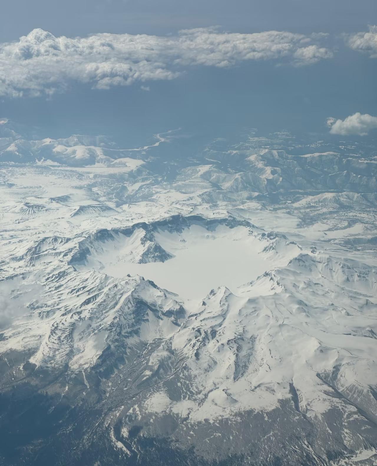 被冻住的长白山，像不像人间仙境[大笑][大笑]