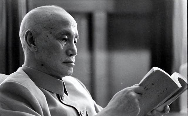 毛主席评价蒋介石：他手下有三大悍将，重用一位都不会败得这么惨1948年深夜，