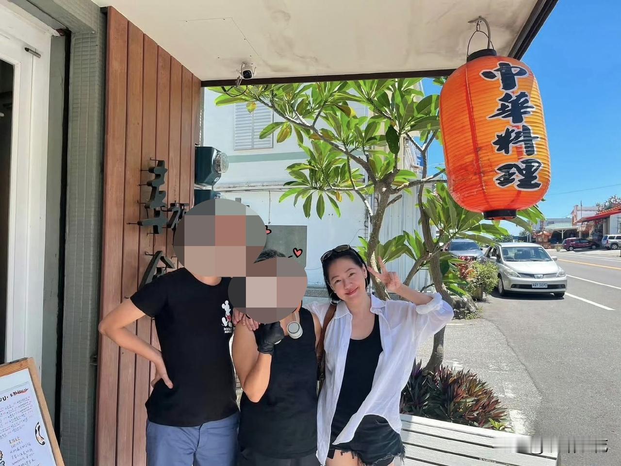 近日，有网友在台东一家饭馆偶遇小S。47岁的她穿搭十分随性，宽松白衬衫搭配黑色短
