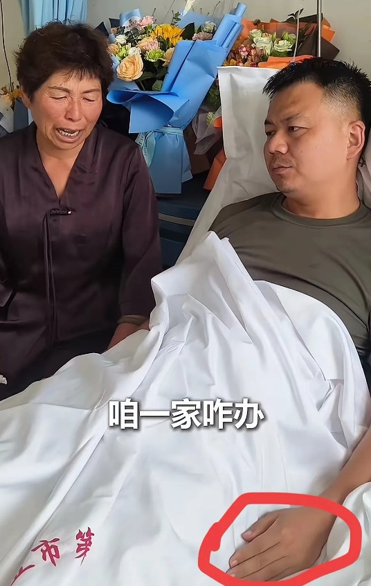 令人痛心疾首的事又发生了！救人英雄的母亲被记者采访时哭的撕心裂肺，她是一个坚强