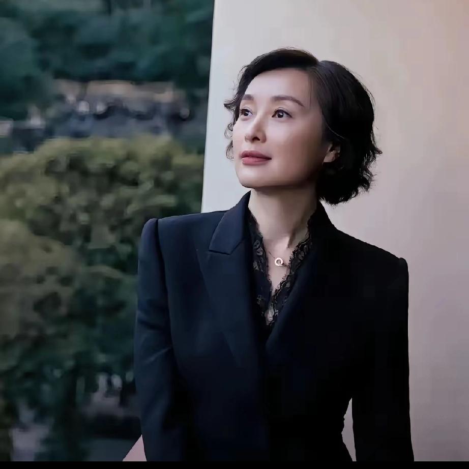 吴越实在不行你就退圈吧！这话听着像气话，其实是观众在“凡尔赛”夸她。53岁