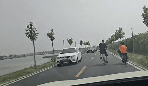 大无语事件！山东东营黄河大坝上，一对父子骑行把机动车堵了整整一公里！后面司机疯