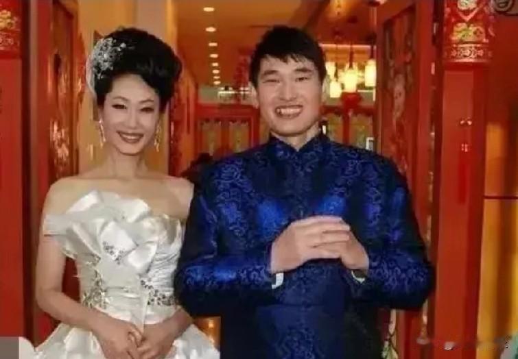 曾经，陈亚楠借着“大衣哥”朱之文的名头成了网红，过上了风光日子。然而，她与朱