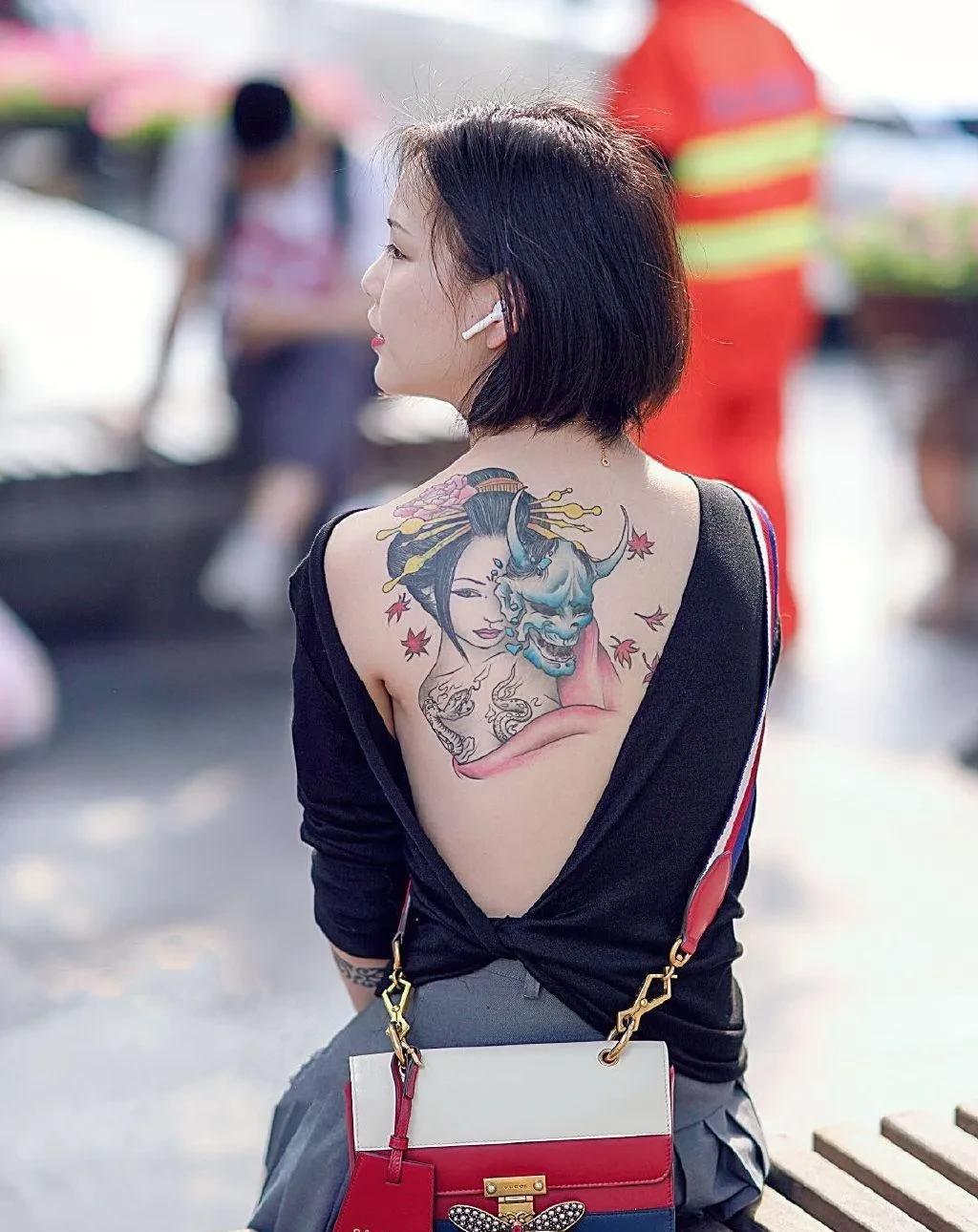 假如她是你的女朋友？你会介意吗？北京潮女有看点后背雕刻美女图案有点看不懂