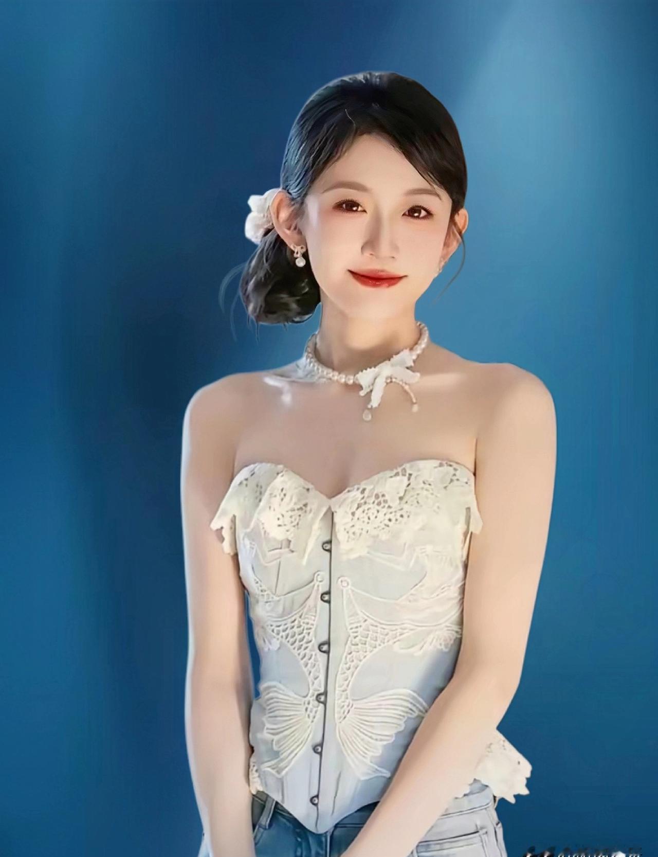 农女伸手挖野菜，十指镶着水钻美甲。《千金谋》评分一夜暴跌，源头竟是韩雨桐指甲盖