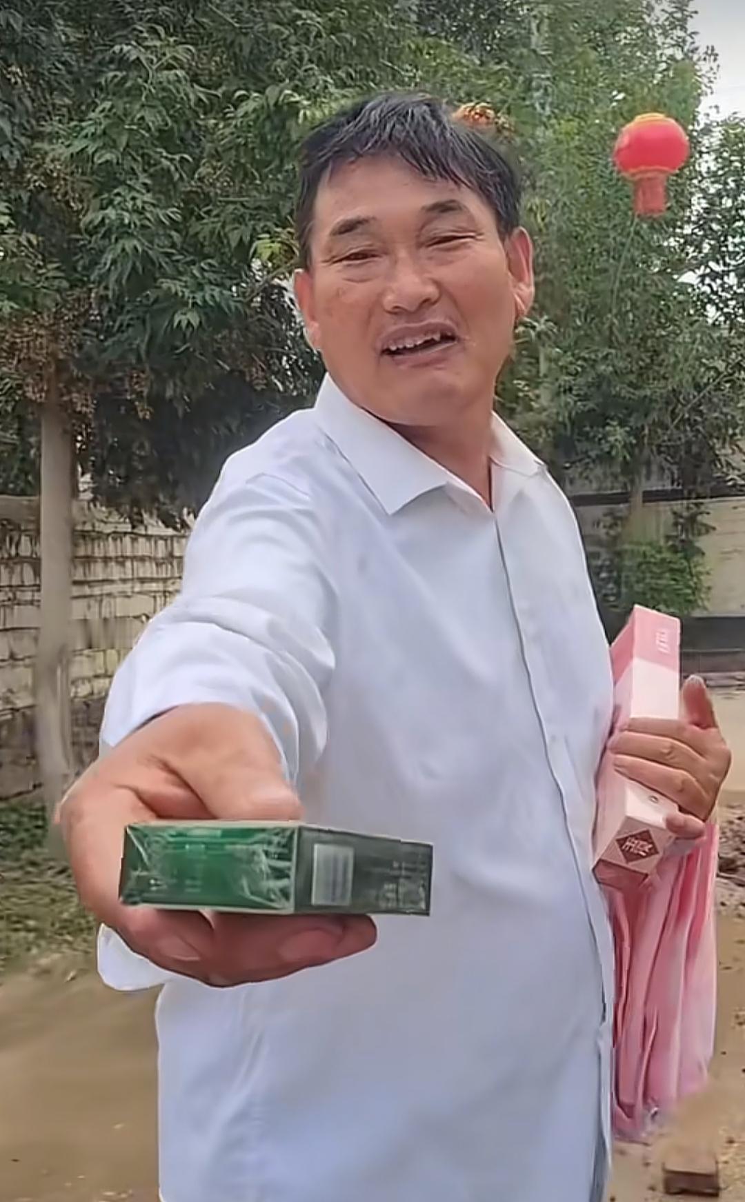 大衣哥雇人，给自家干活，工人们干着活，大衣哥也没闲着，他去小卖部，买了