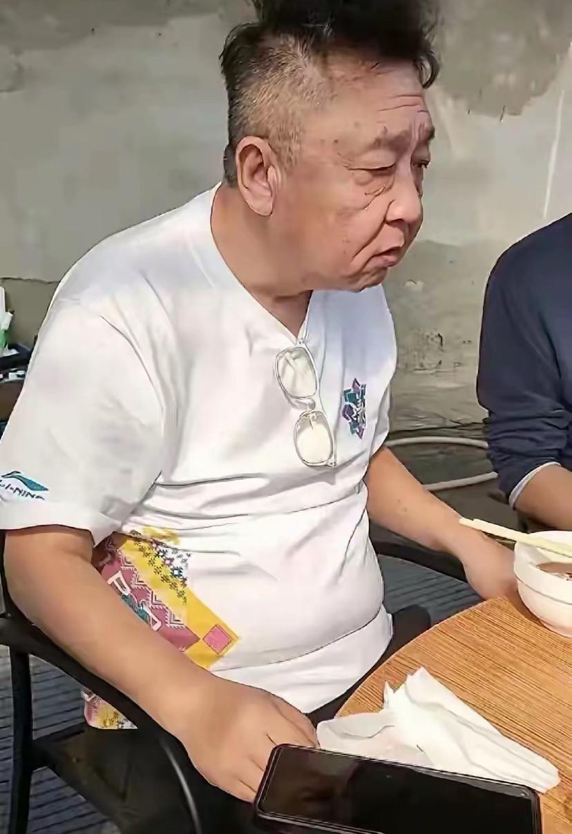 57岁于谦像70大爷？满脸沟壑，跟烟酒有关吗，网友疑惑最近看于谦的近照，不少